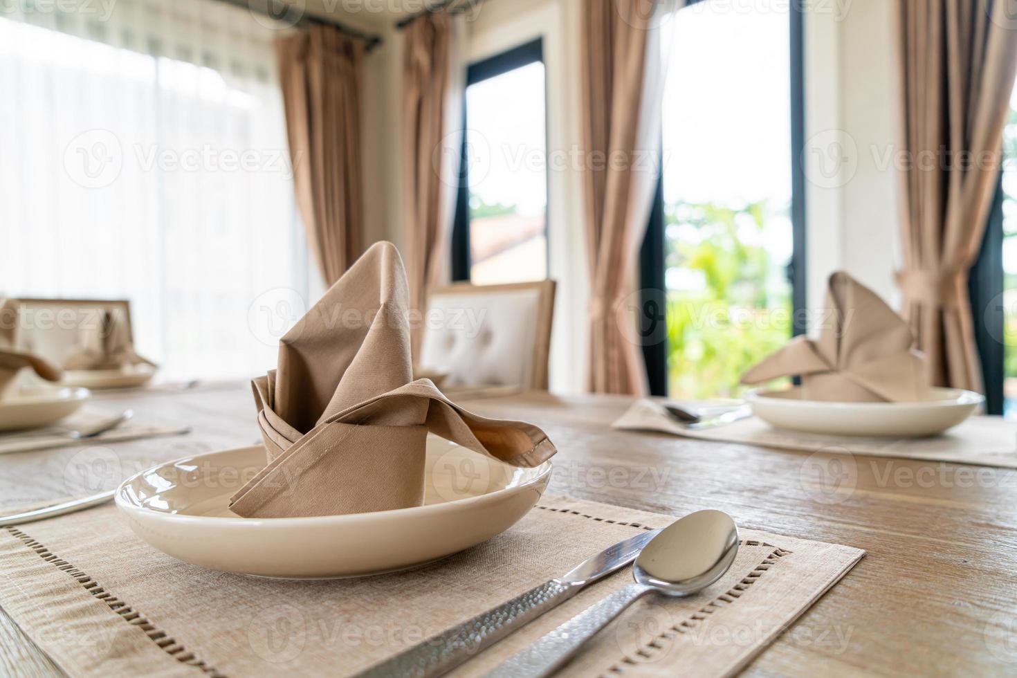 tovaglioli sul tavolo da pranzo foto