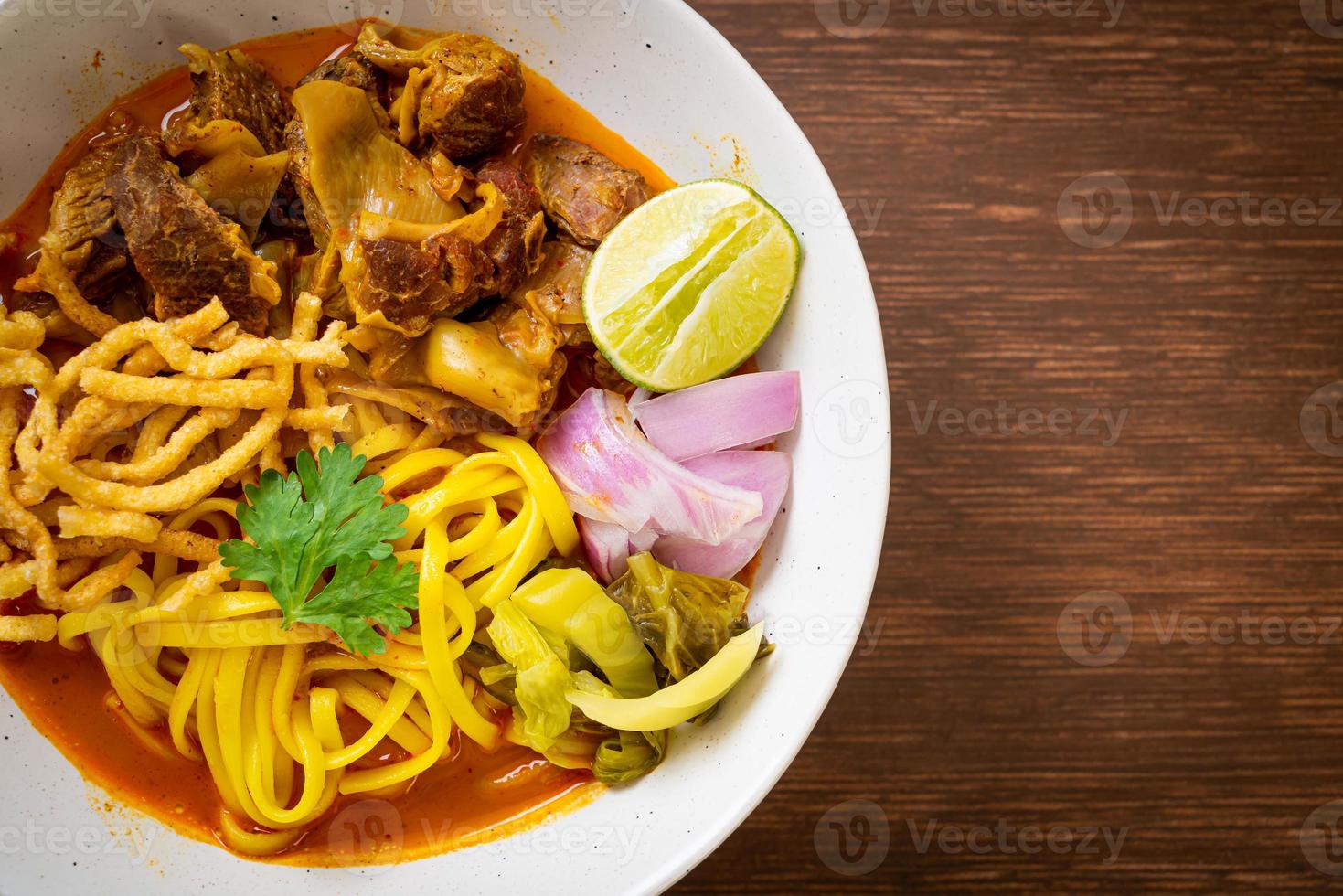 zuppa di noodle al curry del nord della Thailandia con maiale brasato foto