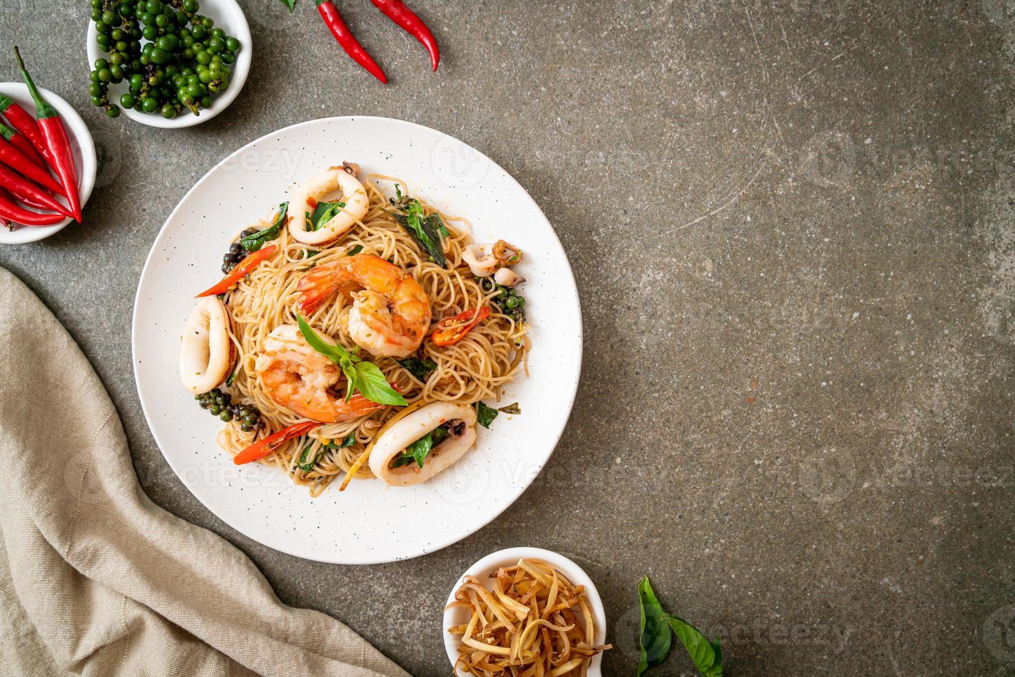 noodle cinesi saltati in padella con basilico, peperoncino, gamberi e calamari foto