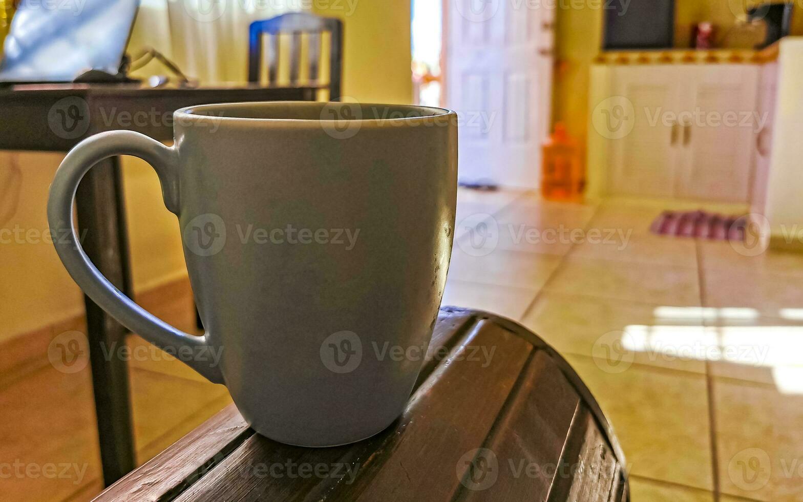 blu caffè tazza nel un' messicano appartamento. foto