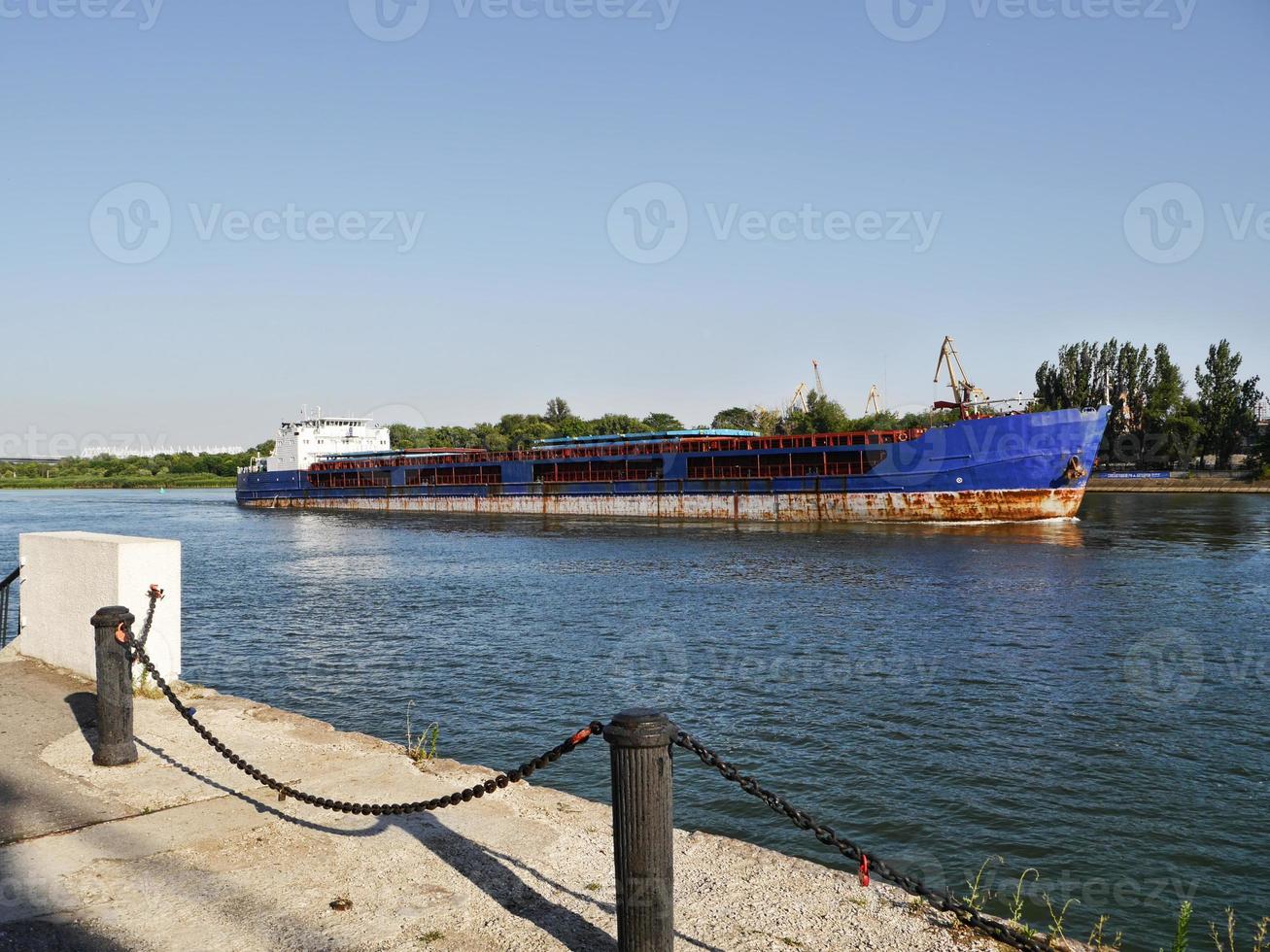 la vecchia petroliera sul fiume don. Russia foto