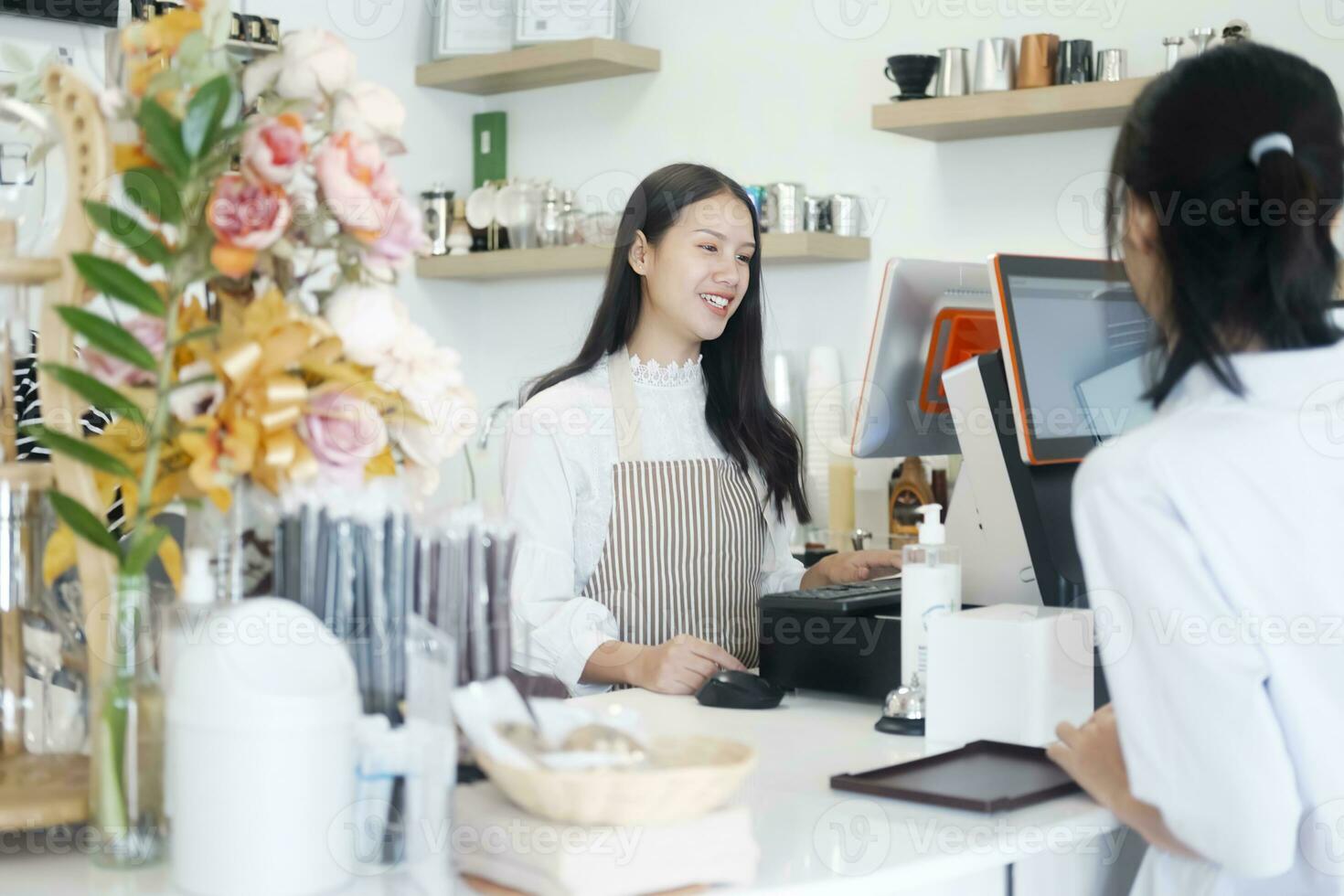 Asia barista Cameriere prendere ordine a partire dal cliente nel caffè negozio, bar proprietario scrittura bevanda ordine a contatore sbarra. foto