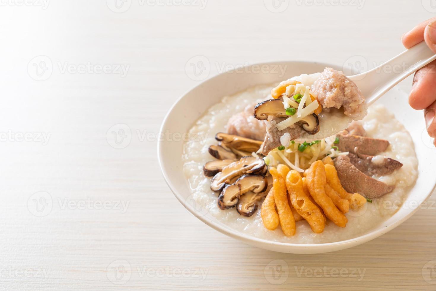 congee di maiale o porridge con maiale foto