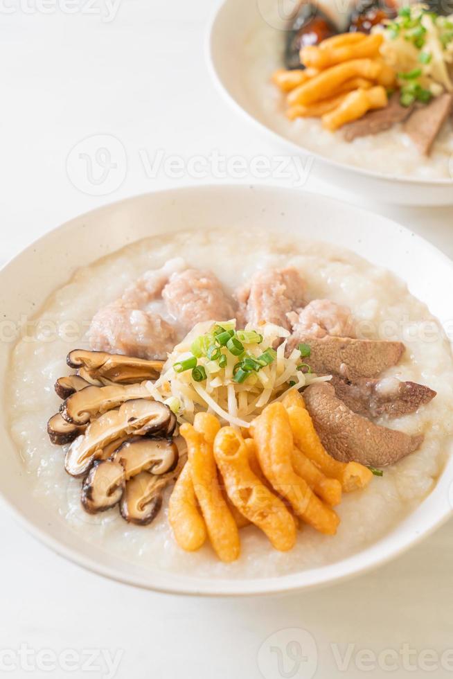 congee di maiale o porridge con maiale foto