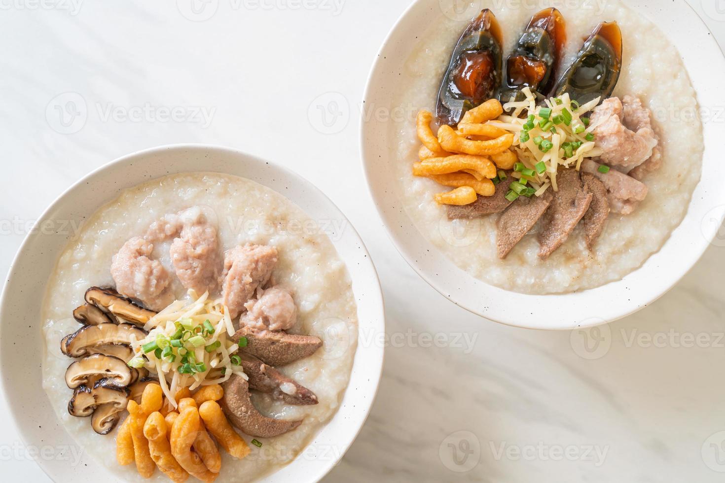 congee di maiale o porridge con maiale foto