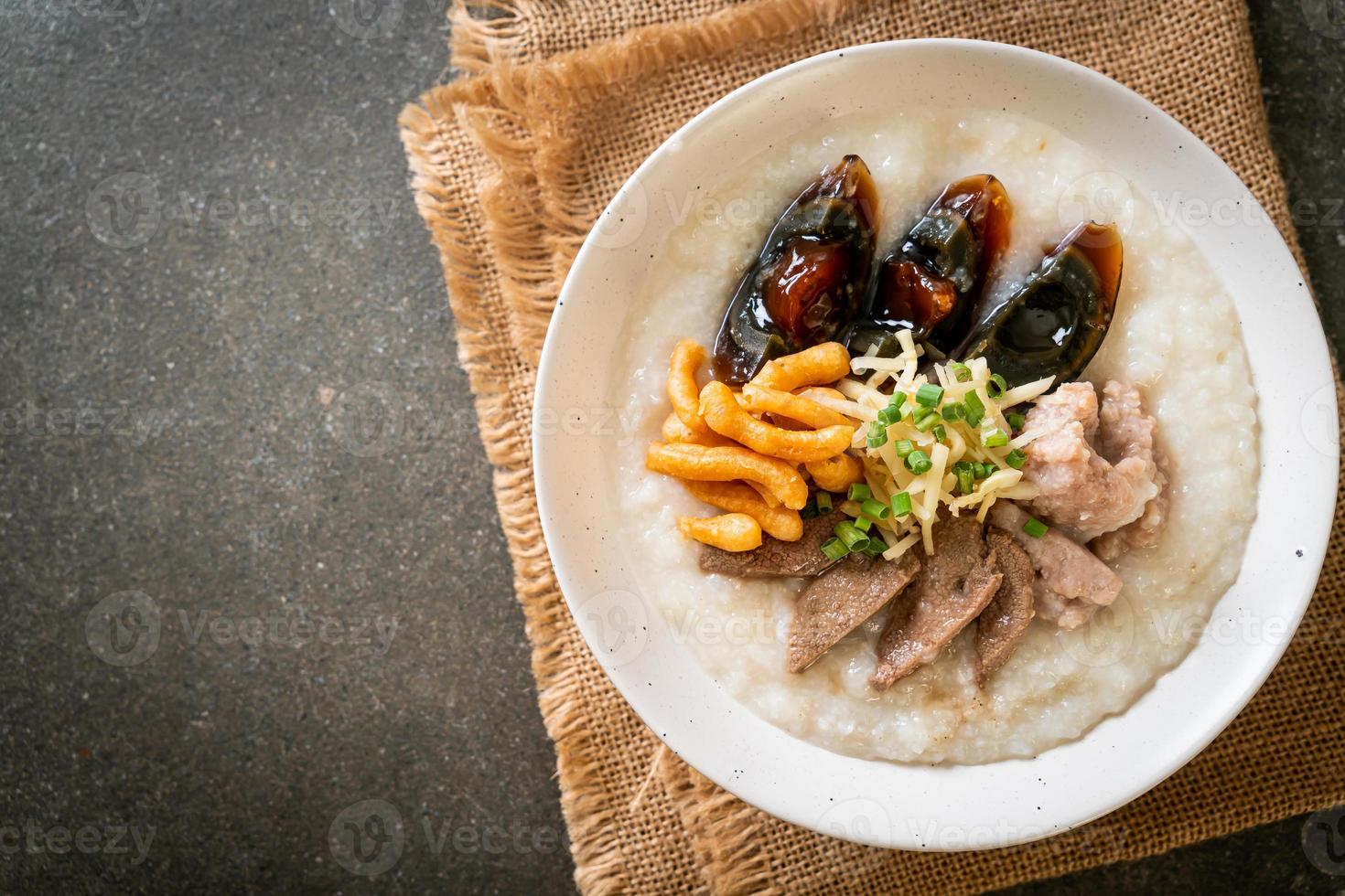 congee di maiale o porridge con maiale foto