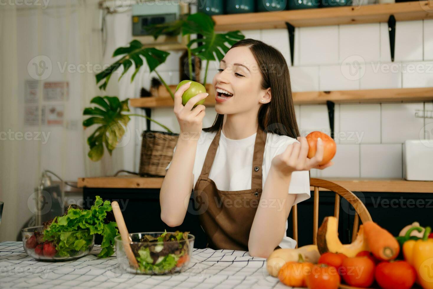 giovane donna con taglio tavola di tagliare lattuga a cucina. salutare cibo concetto foto