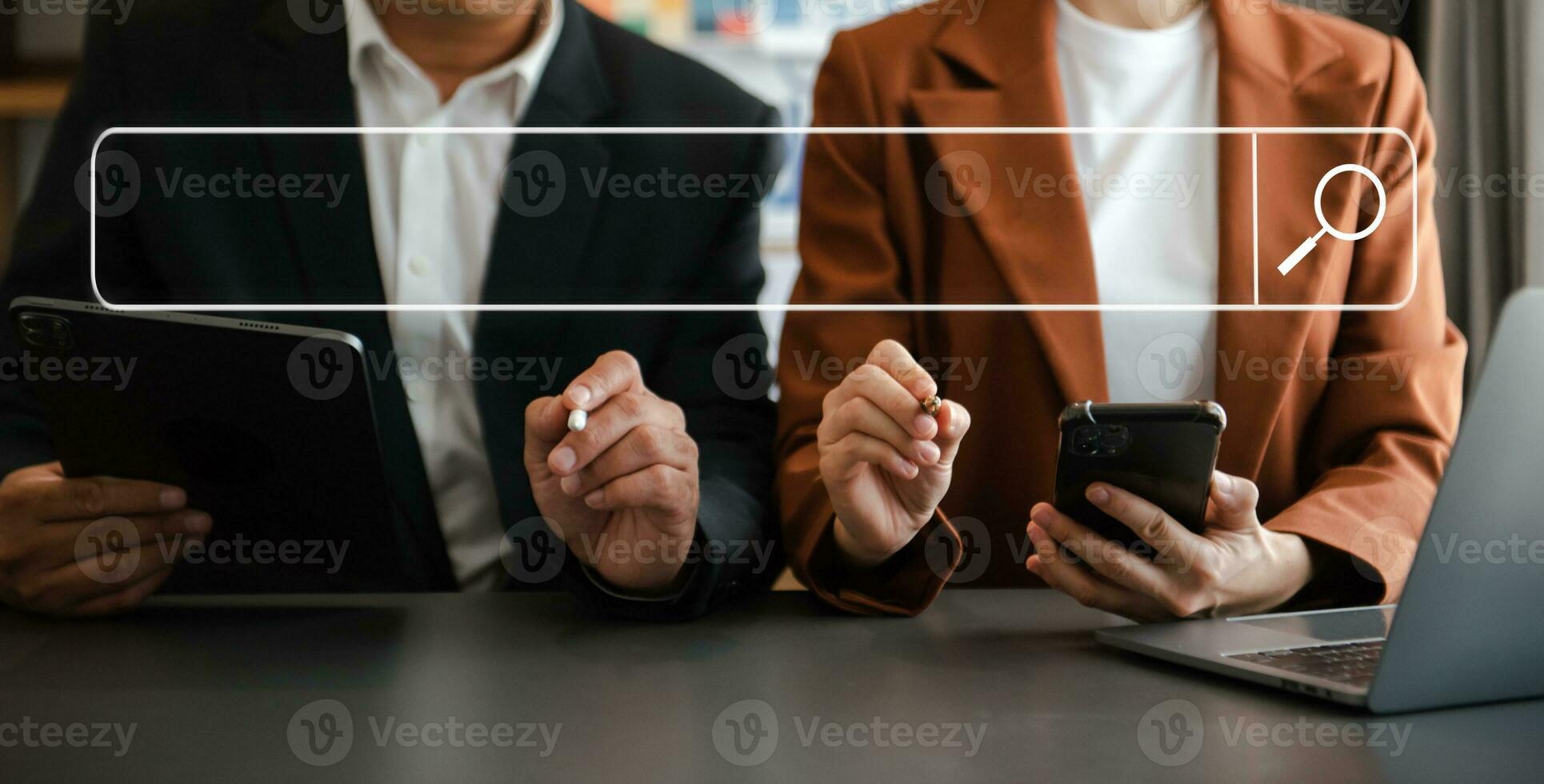 ricerca di navigazione internet dati informazioni concetto di rete. due uomini d'affari mano utilizzando smart phone, cellulare e tablet in ufficio. foto