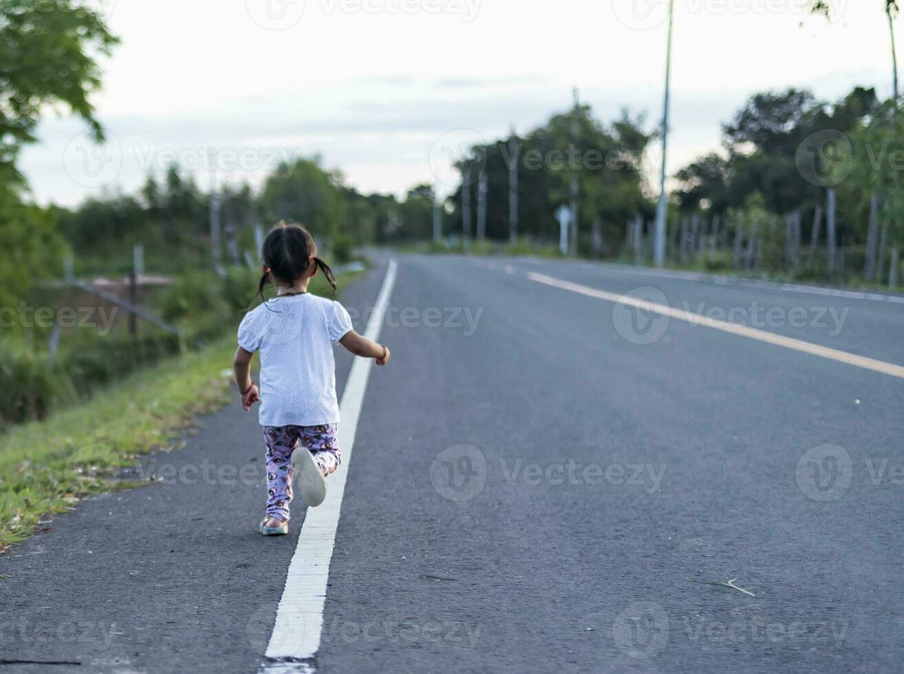 Immagine di un' ragazzo a piedi inoltrare per il Alba nel il montagne nel estate salutare famiglia vacanza sogni e un' contento infanzia infinito estate bellissimo estate paesaggio foto