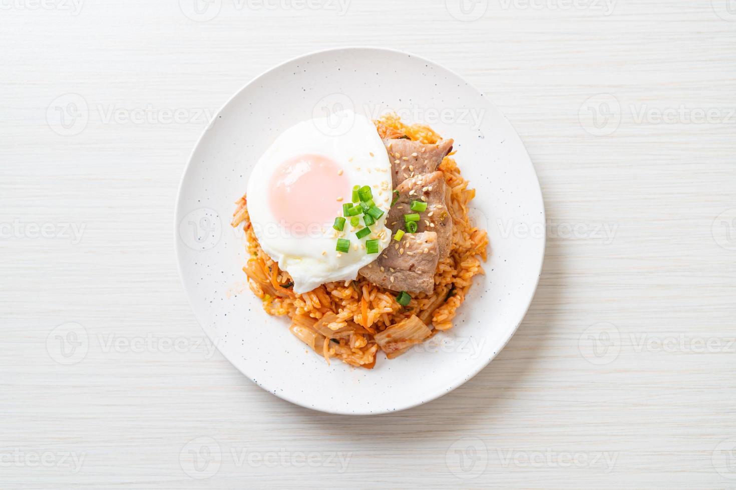 riso fritto kimchi con uovo fritto e maiale foto