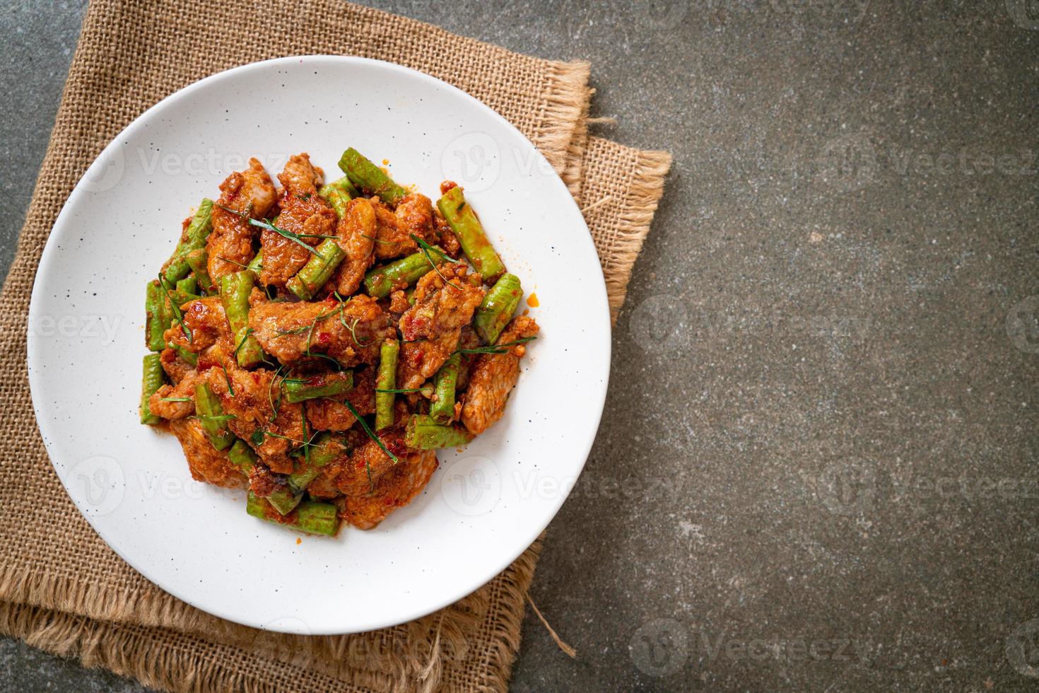 maiale saltato in padella e pasta di curry rosso con fagiolini foto