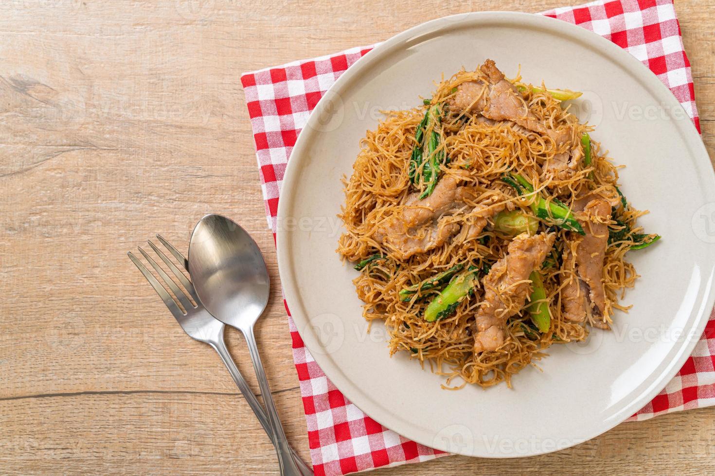 vermicelli di riso saltati in padella con salsa di soia nera e maiale foto