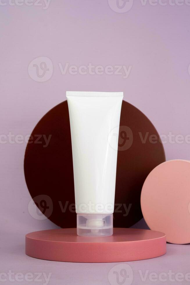 in piedi bianca cosmetico tubo contenitore modello. elegante e minimalista bottiglia Schermo foto