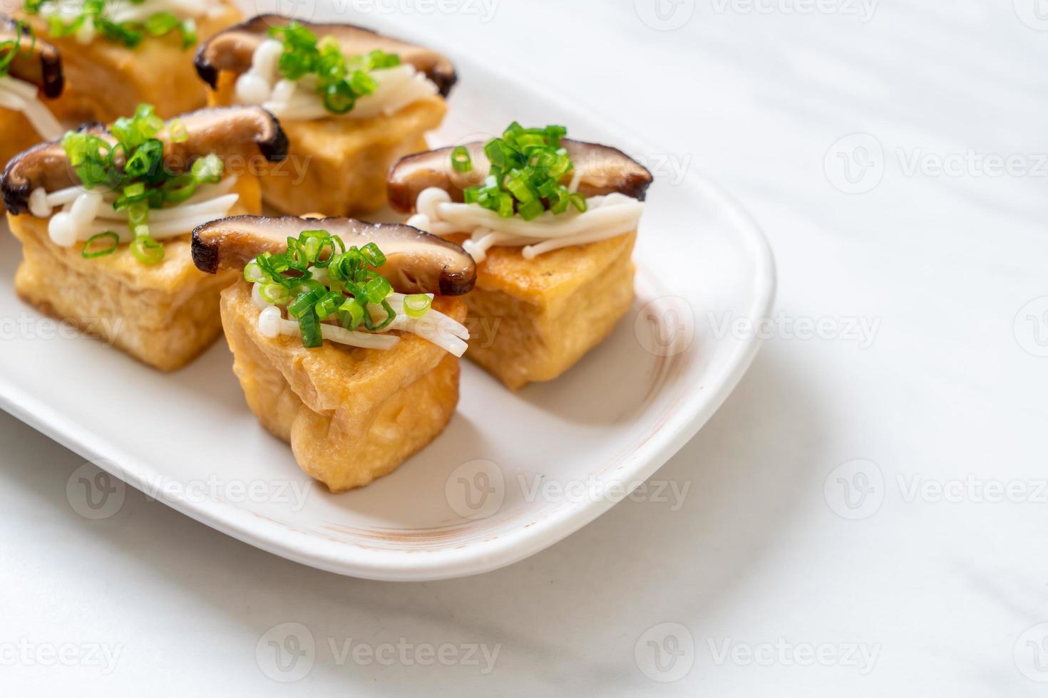 tofu alla griglia con funghi shitake e champignon dorati foto