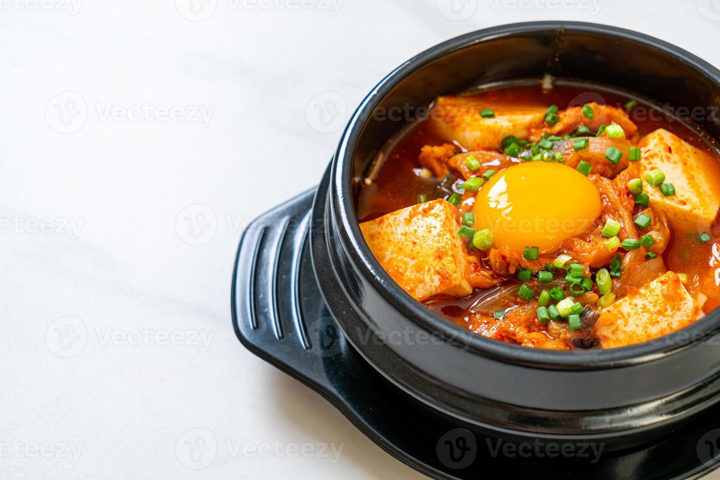 zuppa di kimchi con tofu e uova o stufato di kimchi coreano foto