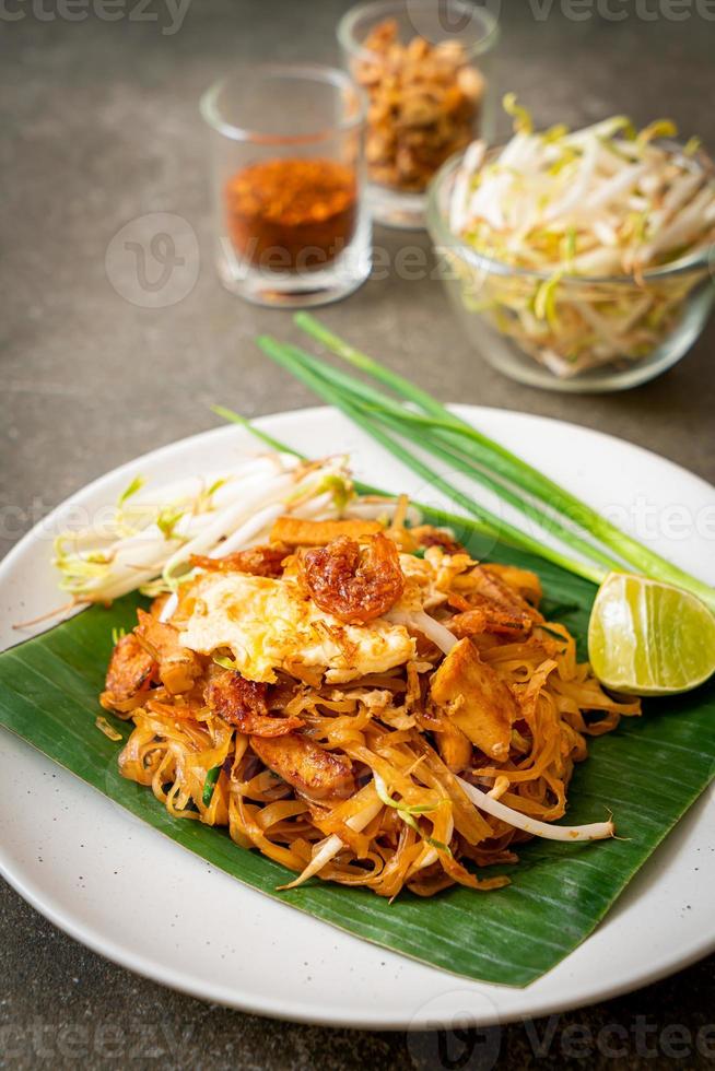 pad thai - spaghetti di riso saltati in padella foto