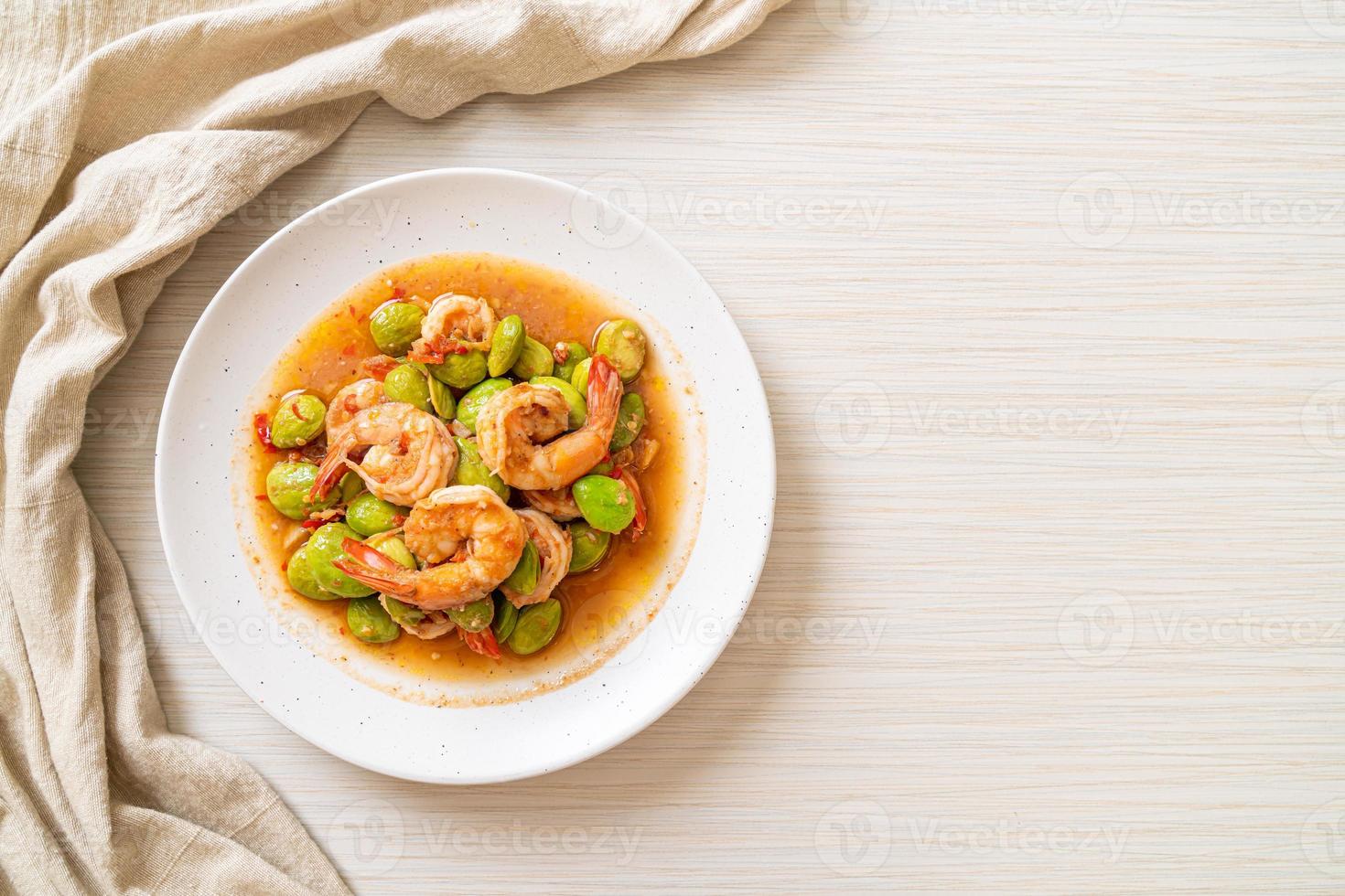 Fagioli a grappolo saltati in padella con gamberi foto