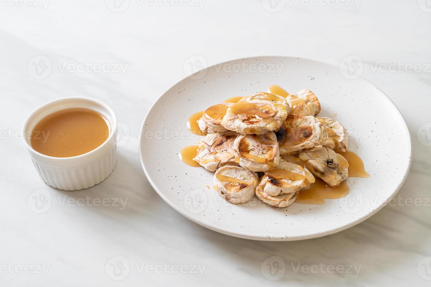 grigliate di banana con salsa al caramello foto