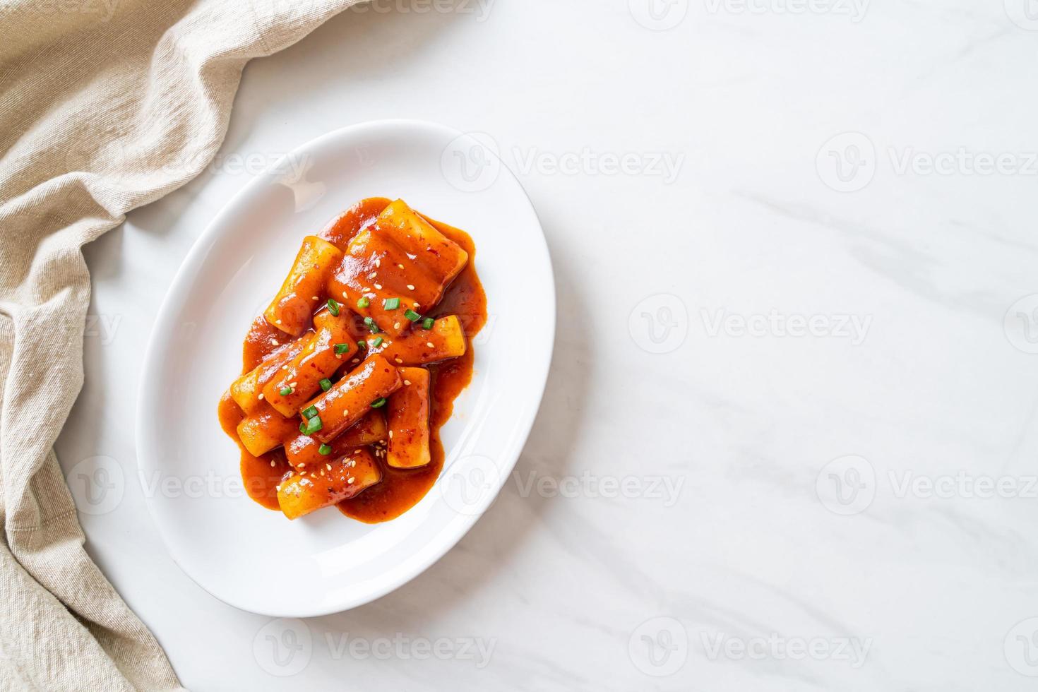 Stick di torta di riso coreano in salsa piccante - tteokbokki foto