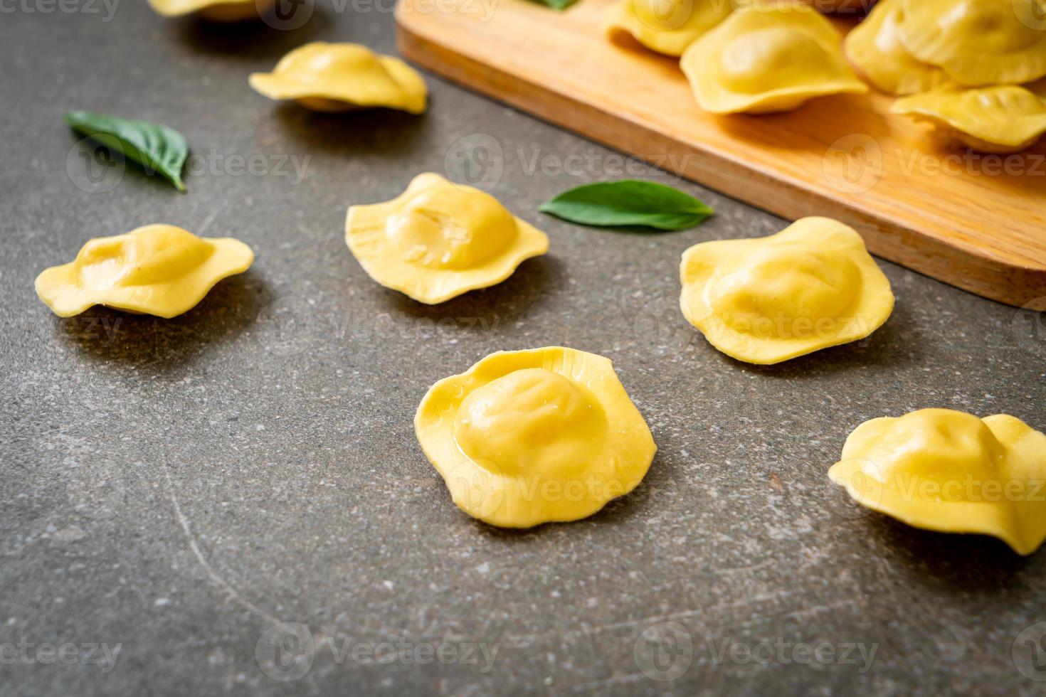 ravioli di pasta tradizionale italiana foto