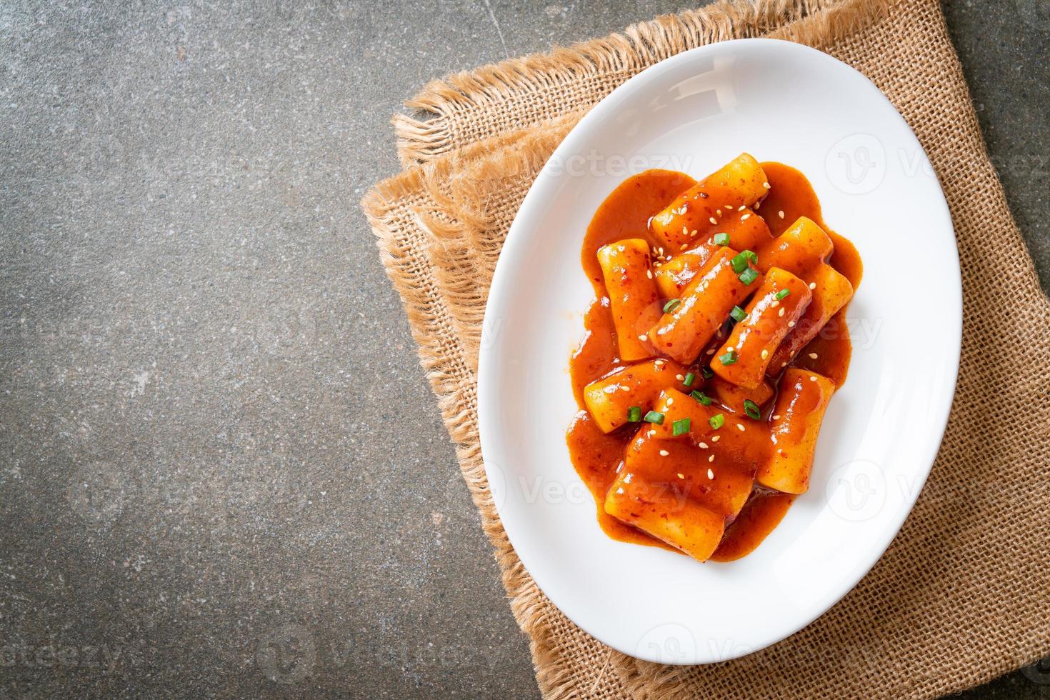 Stick di torta di riso coreano in salsa piccante - tteokbokki foto