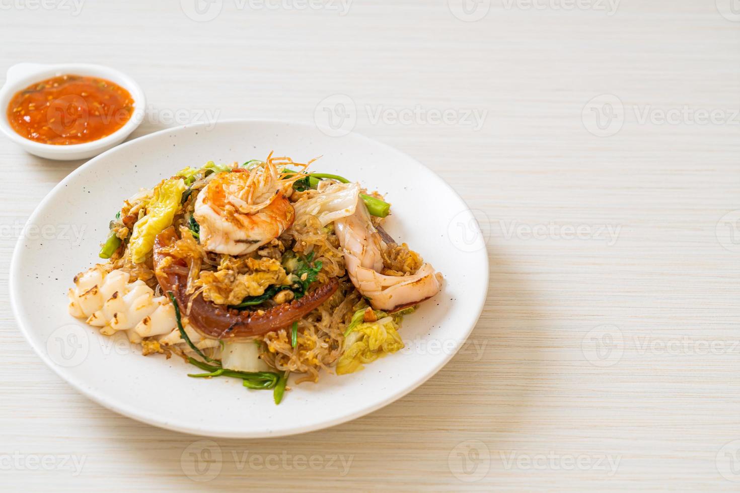 vermicelli saltati in padella con verdure e frutti di mare in salsa sukiyaki foto