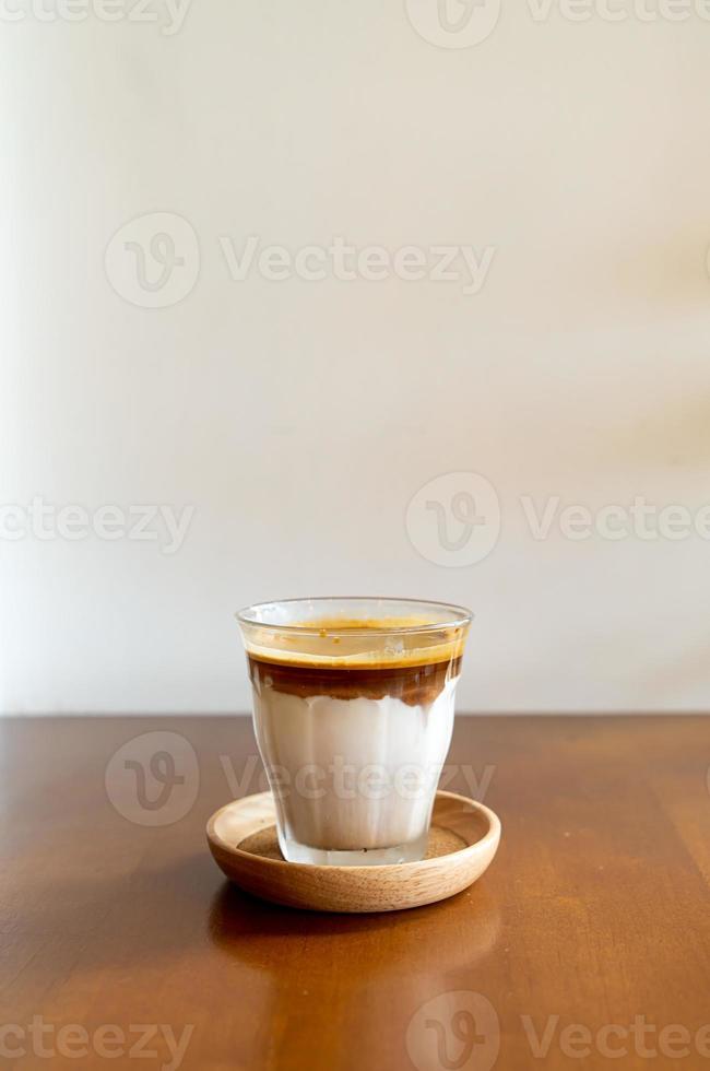 caffè sporco - un bicchiere di caffè espresso mescolato con latte fresco freddo foto