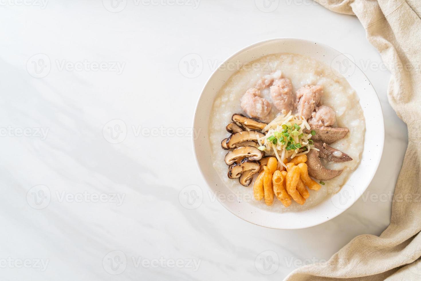 congee di maiale o porridge con maiale foto