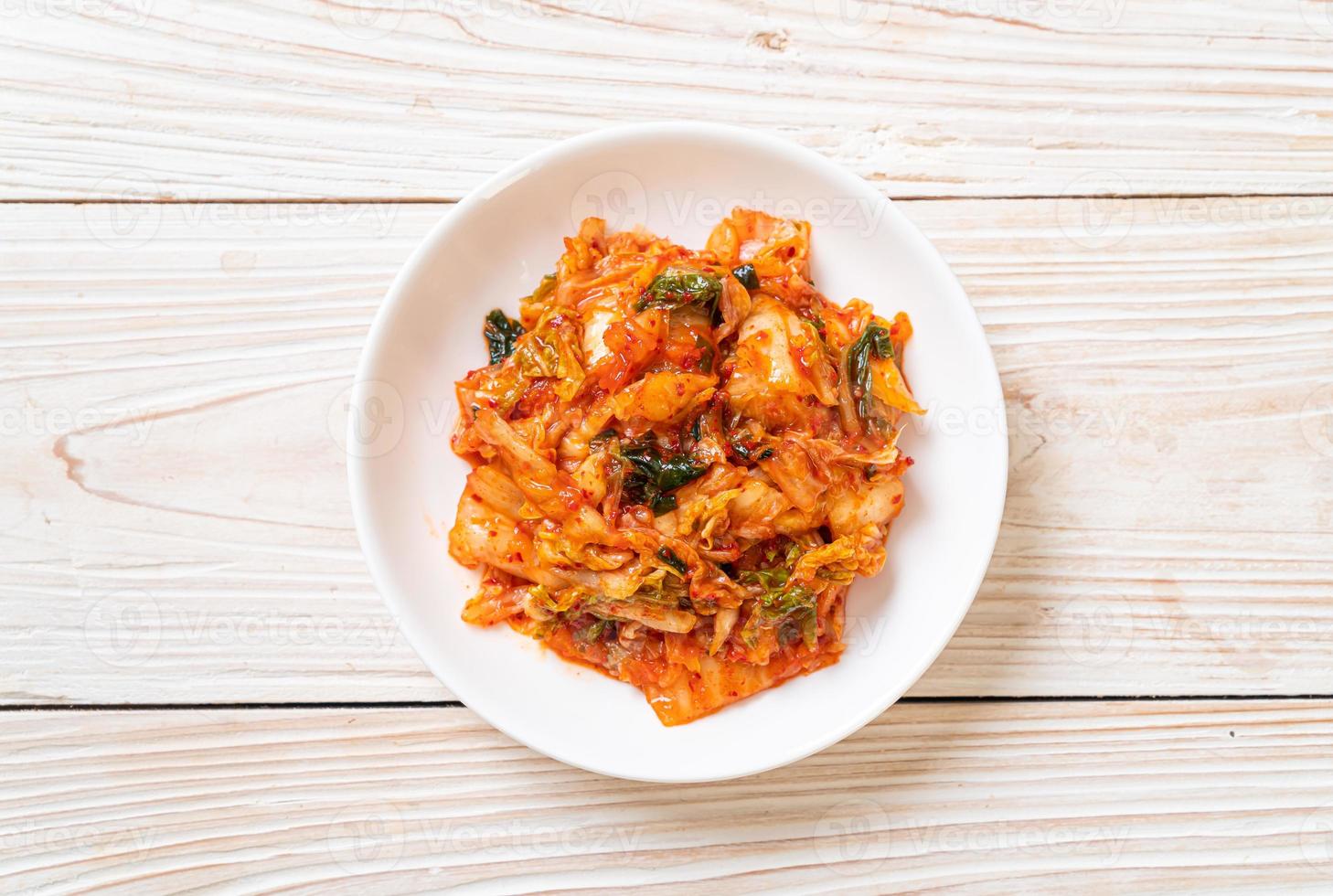 cavolo kimchi sul piatto foto