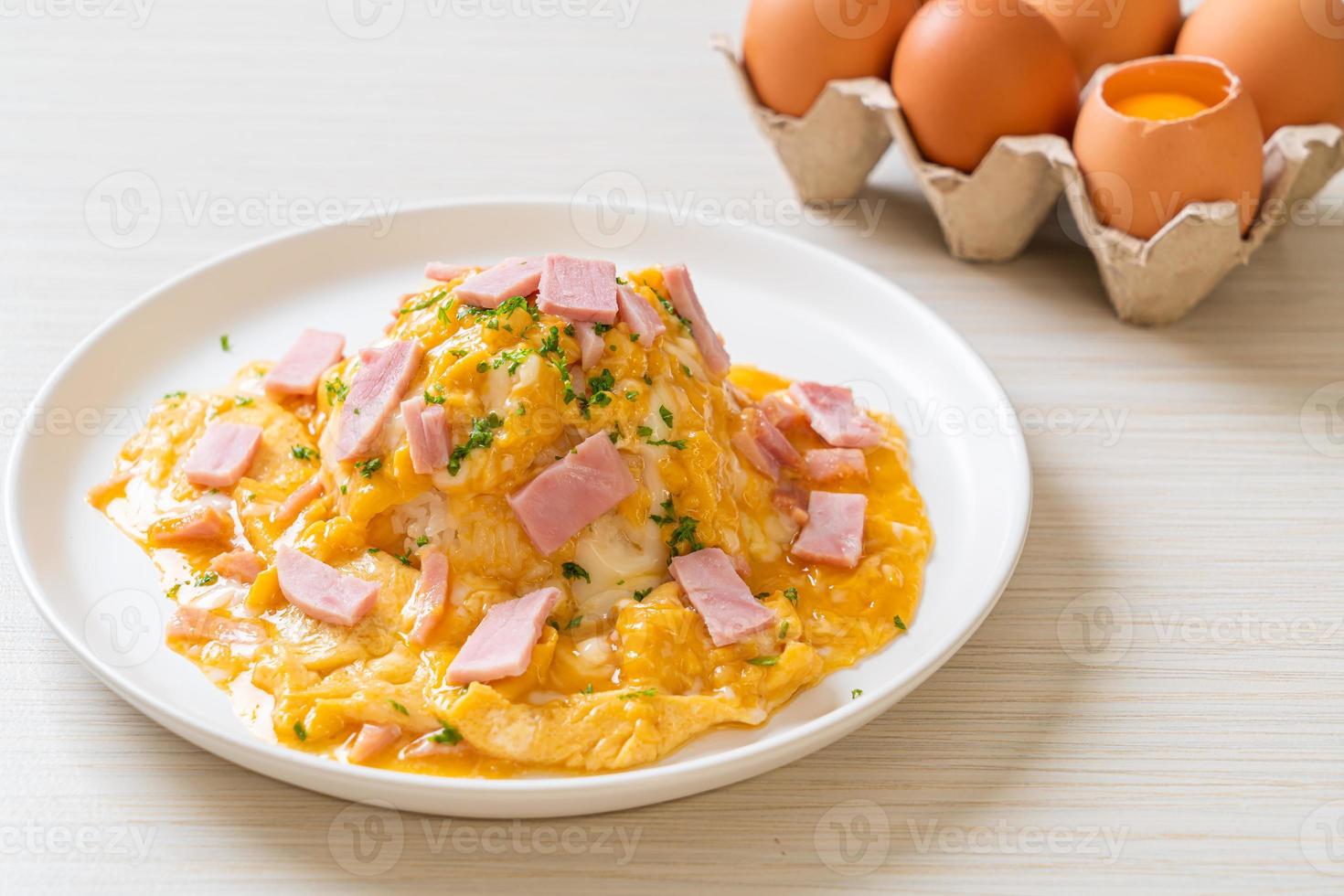 frittata cremosa con prosciutto su riso foto