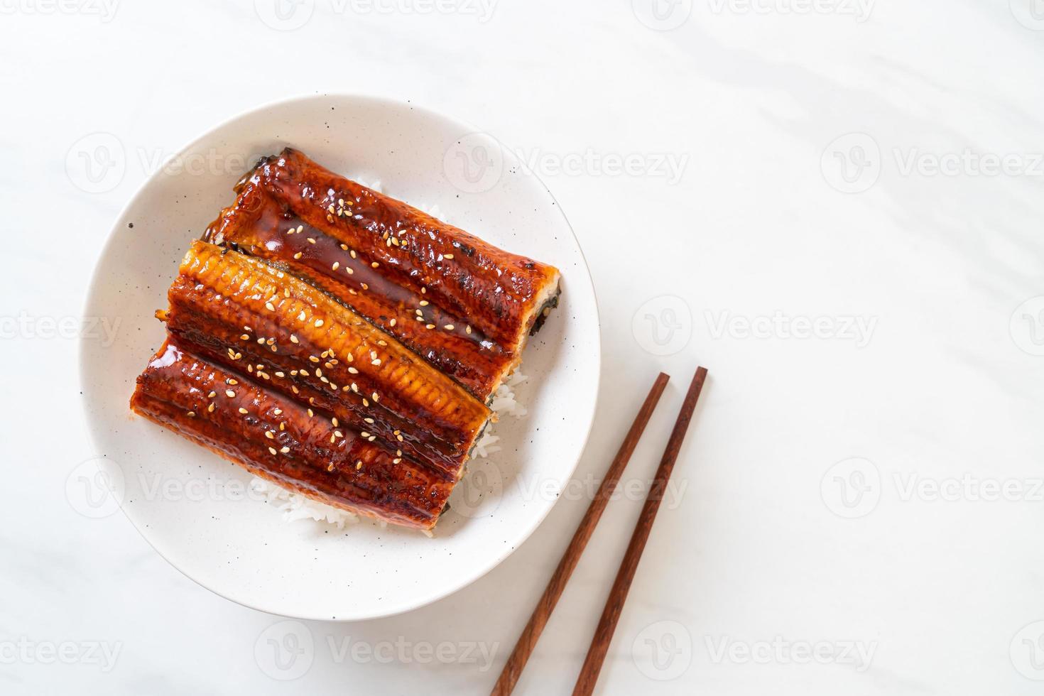 anguilla giapponese alla griglia con ciotola di riso o unagi don foto
