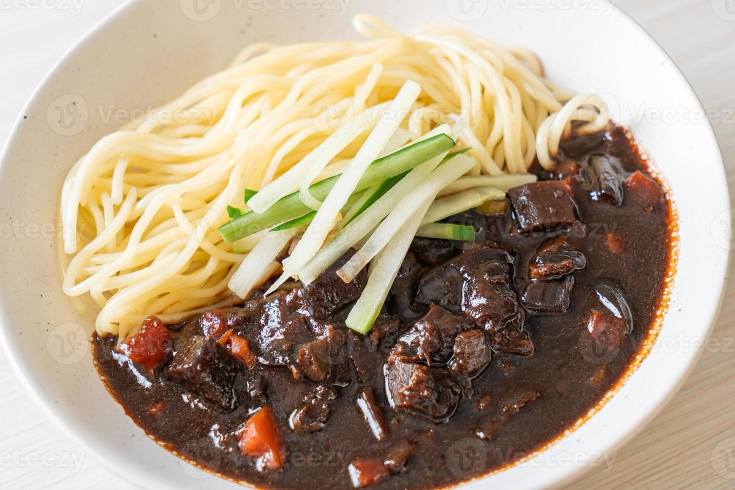 jajangmyeon o jjajangmyeon sono noodle coreani con salsa nera black foto