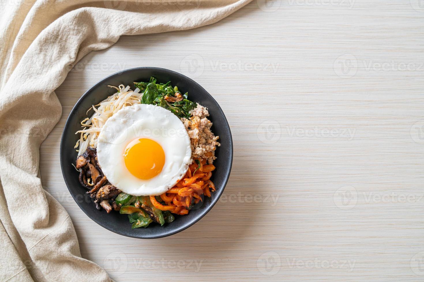 insalata piccante coreana con riso - cibo tradizionalmente coreano, bibimbap foto