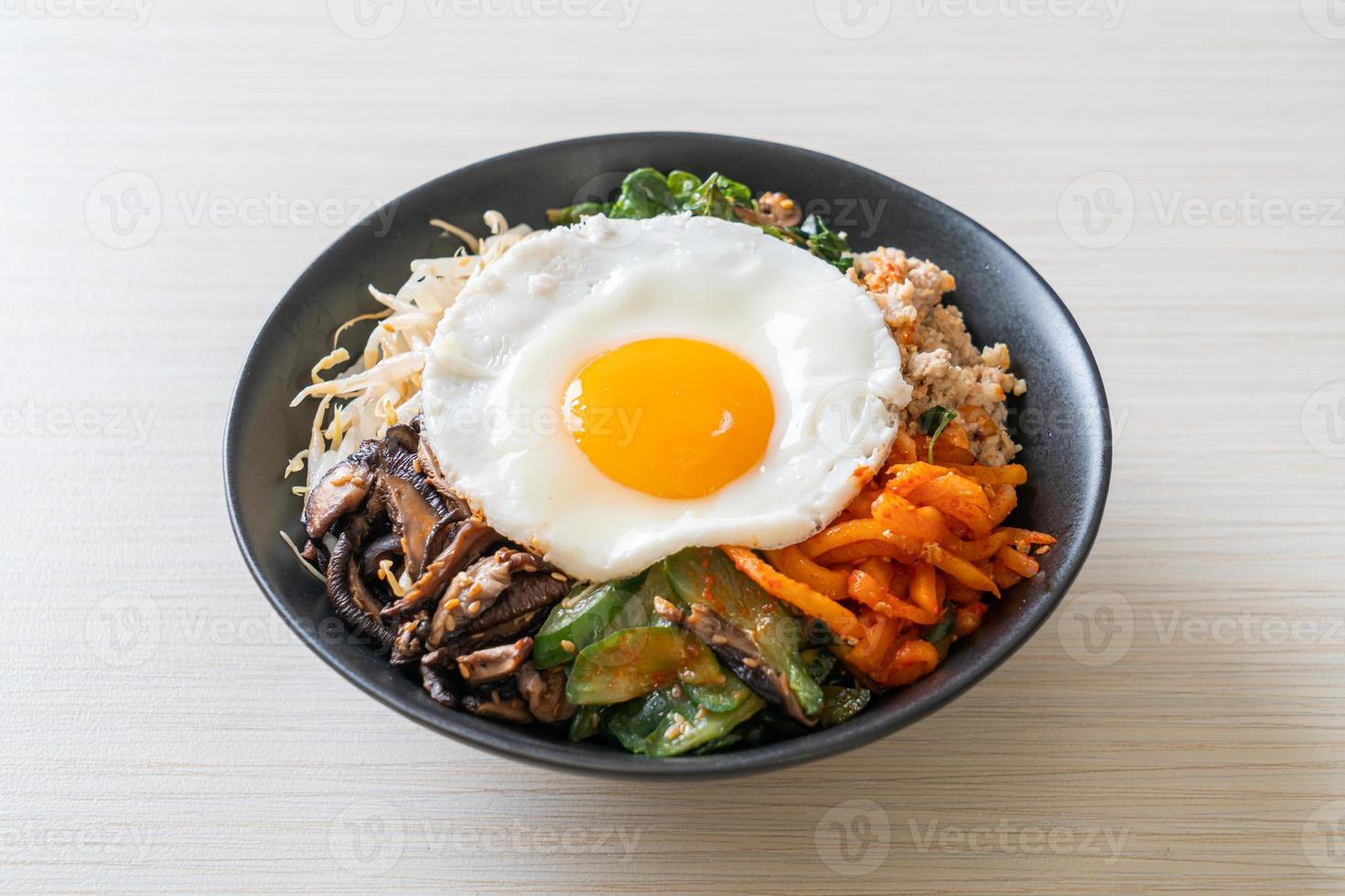 insalata piccante coreana con riso - cibo tradizionalmente coreano, bibimbap foto