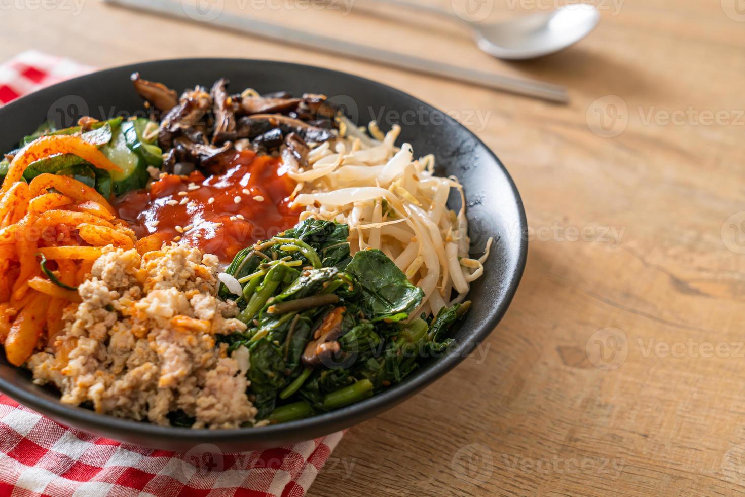 insalata piccante coreana con riso - cibo tradizionalmente coreano, bibimbap foto