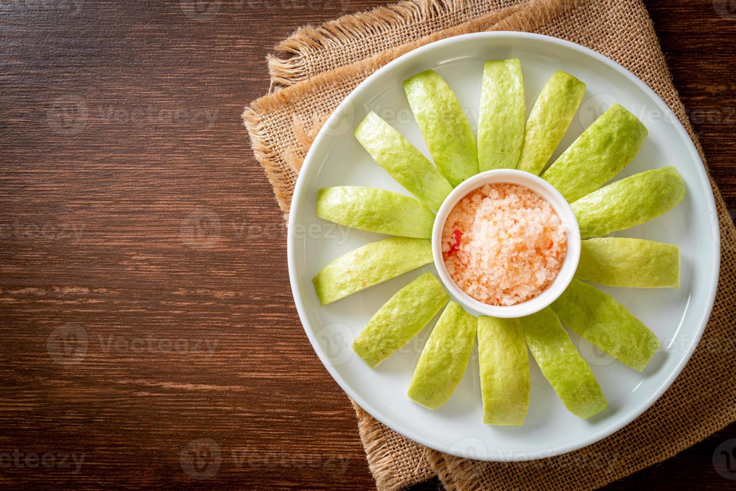 salsa di guava con peperoncino e sale foto