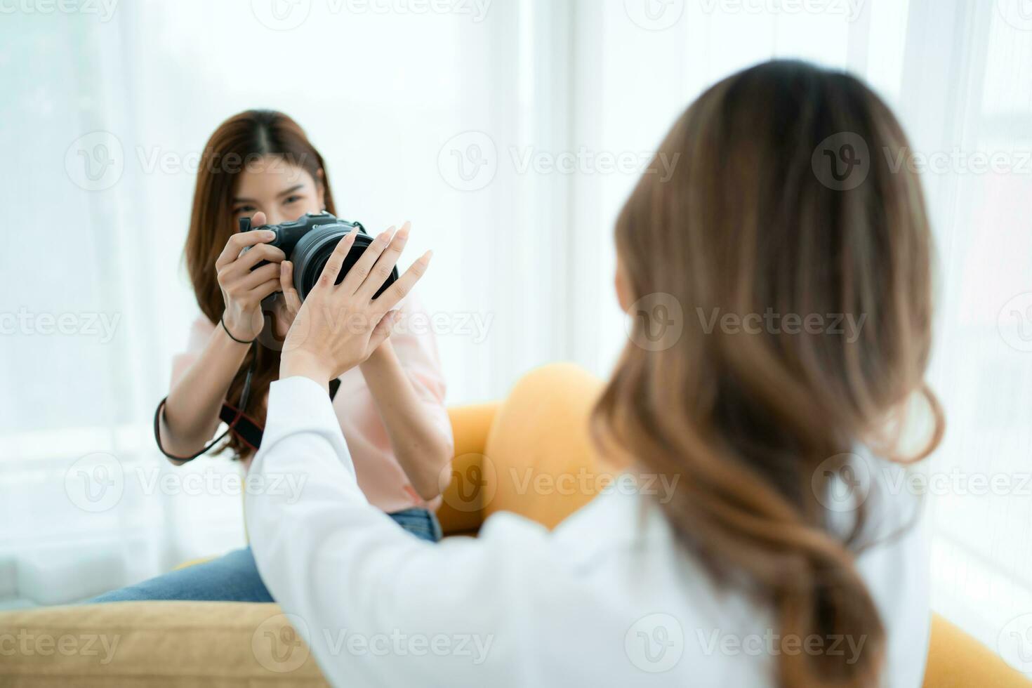 bellissimo asiatico donna fotografo assunzione immagine con professionale telecamera a casa foto