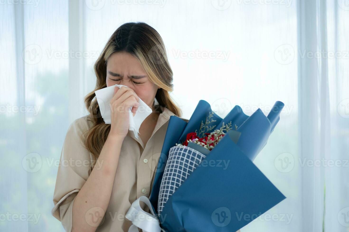 donna starnuti nel fazzoletto di carta dovuto per allergia per polline foto