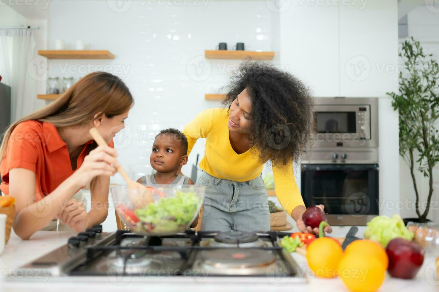 contento multietnico famiglia cucinando insieme nel il cucina a casa. foto