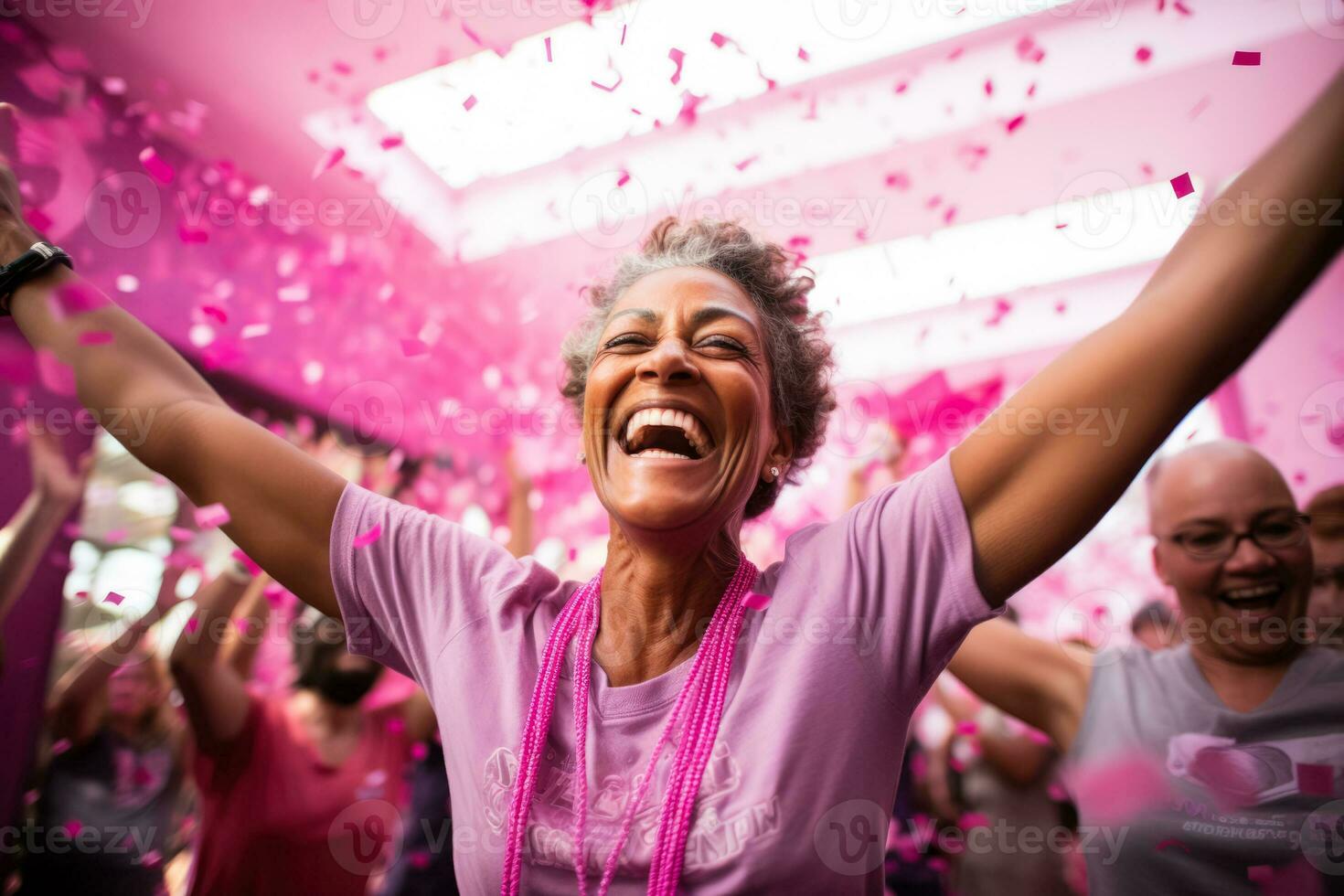 un' donna danza con gioia a un' sopravvivenza festa festeggiare vita dopo conquista Seno cancro foto