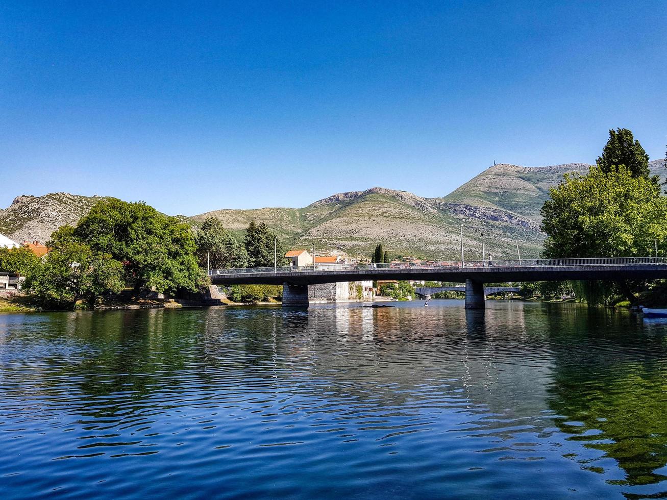 trebinje e il fiume trebisnjica foto