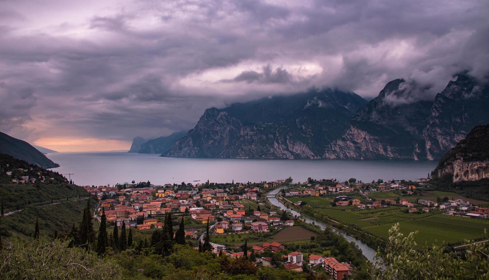 Vista panoramica serale a torbole, lago di garda, trentino, italia foto