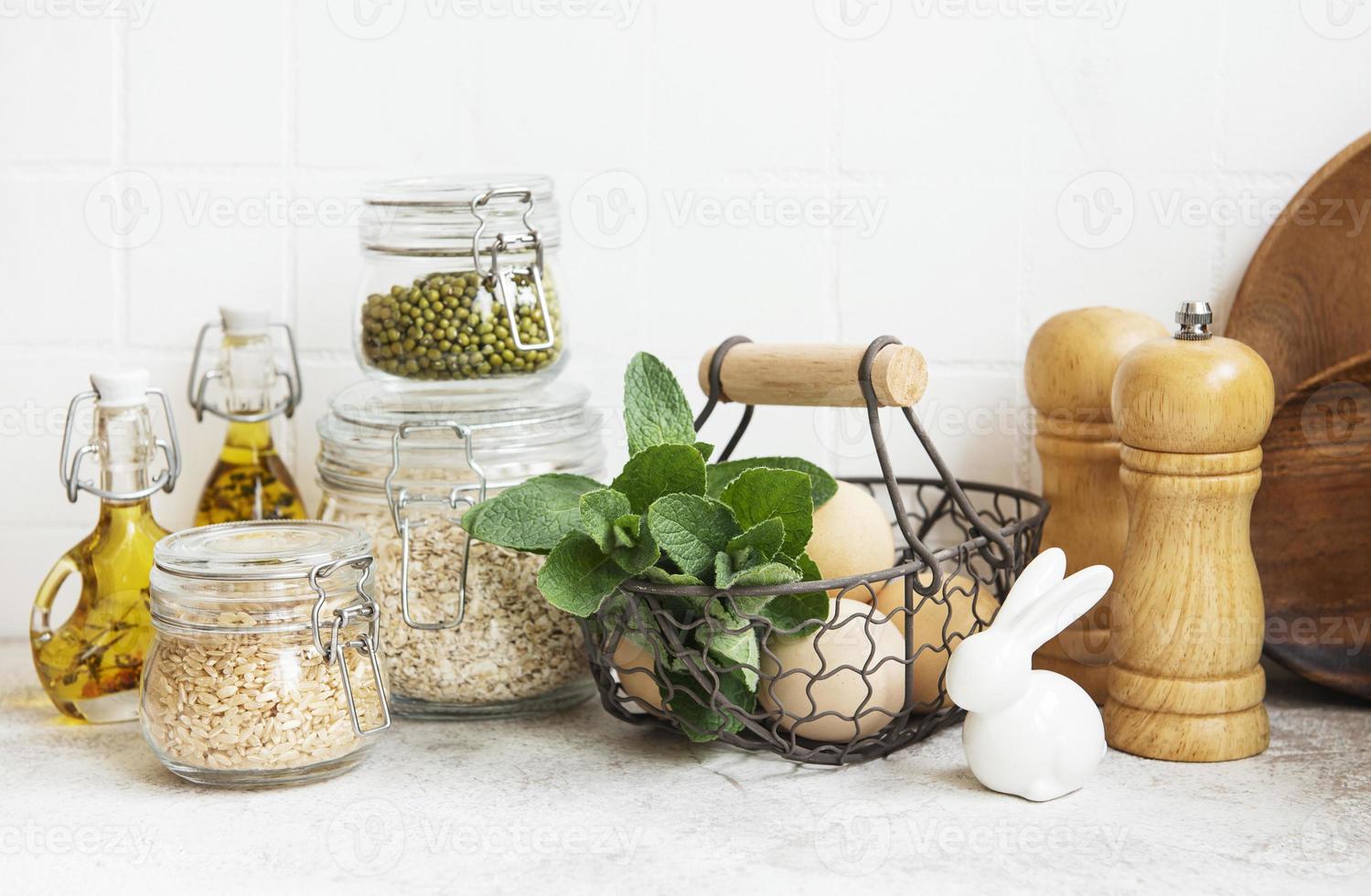 utensili da cucina, utensili e stoviglie sul muro di piastrelle bianche di sfondo. foto