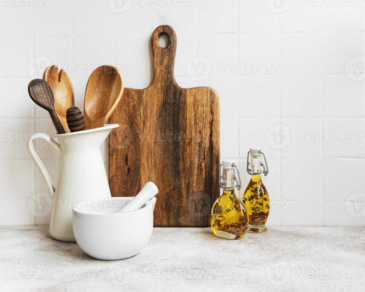 utensili da cucina, utensili e stoviglie sul muro di piastrelle bianche di sfondo. foto