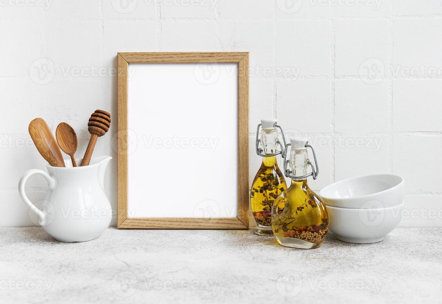 cornice di legno vuota nell'interno della cucina. foto