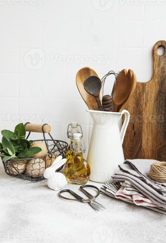 utensili da cucina, utensili e stoviglie sul muro di piastrelle bianche di sfondo. foto