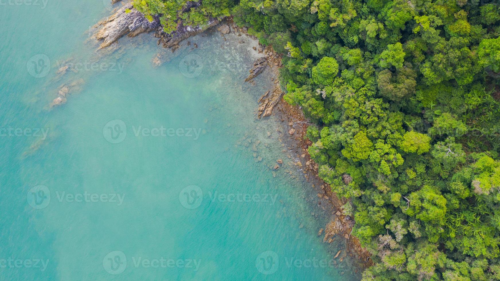 foto vista aerea, spiaggia tropicale con oceano e roccia sull'isola