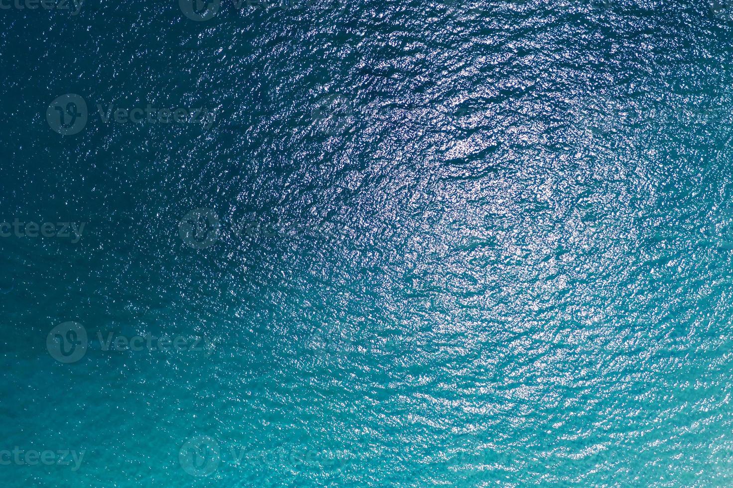 vista aerea dall'alto dello sfondo blu della superficie dell'oceano foto