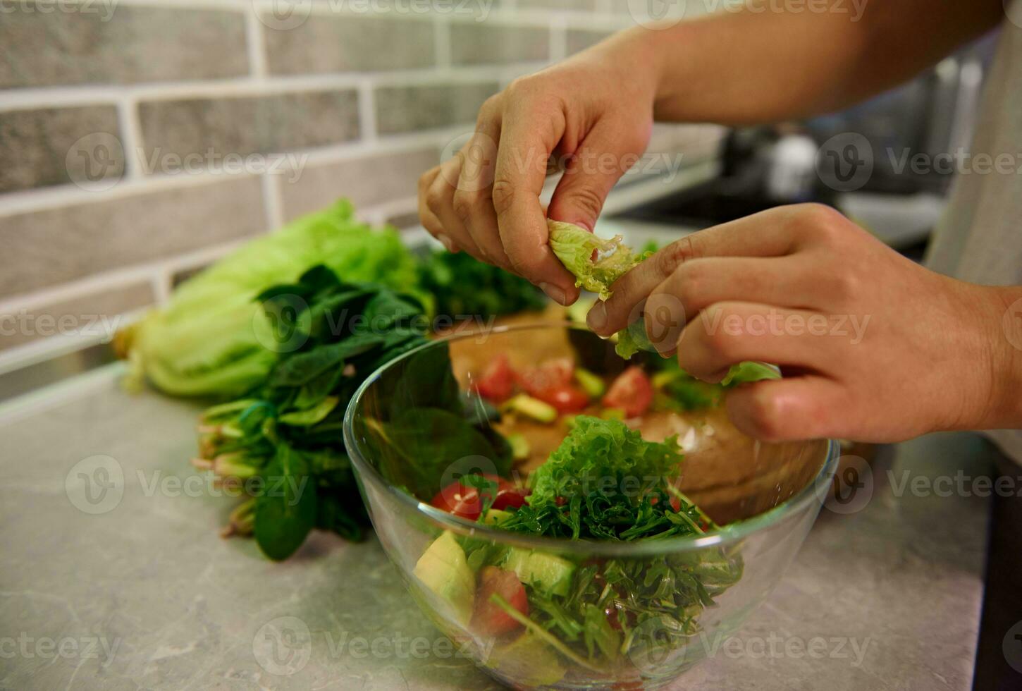 salutare ingredienti per crudo vegano insalata. cibo e concetto di veganismo, vigore e salutare mangiare. avvicinamento di femmina capocuoco mani preparazione crudo vegano insalata a casa cucina. foto