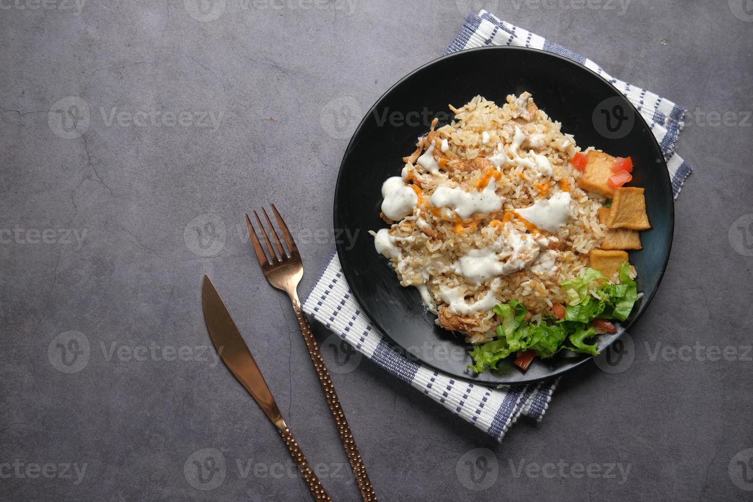 fetta di pollo, riso e insalata di verdure fresche su sfondo nero foto